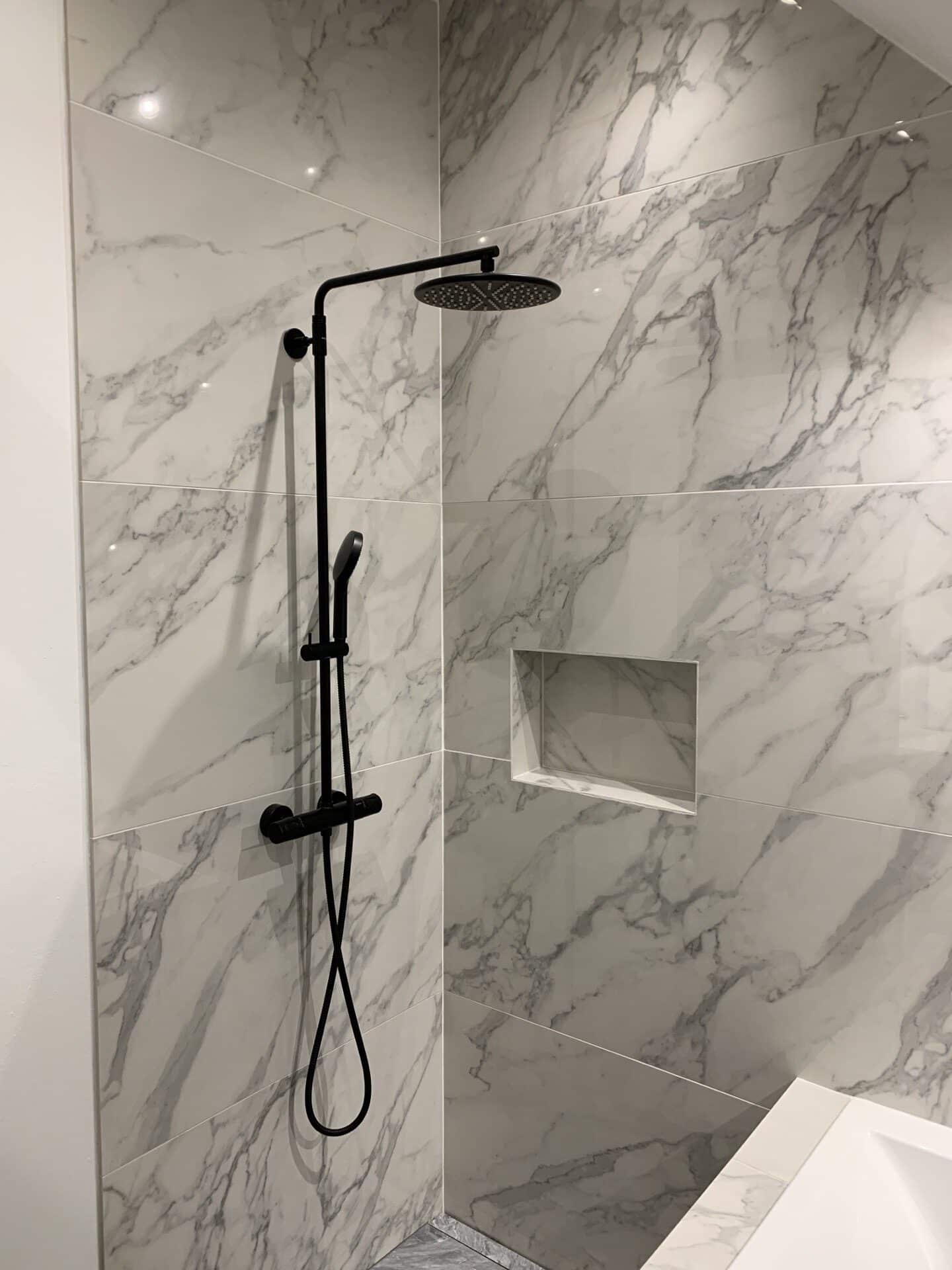 nyt badeværelse med marmor fliser